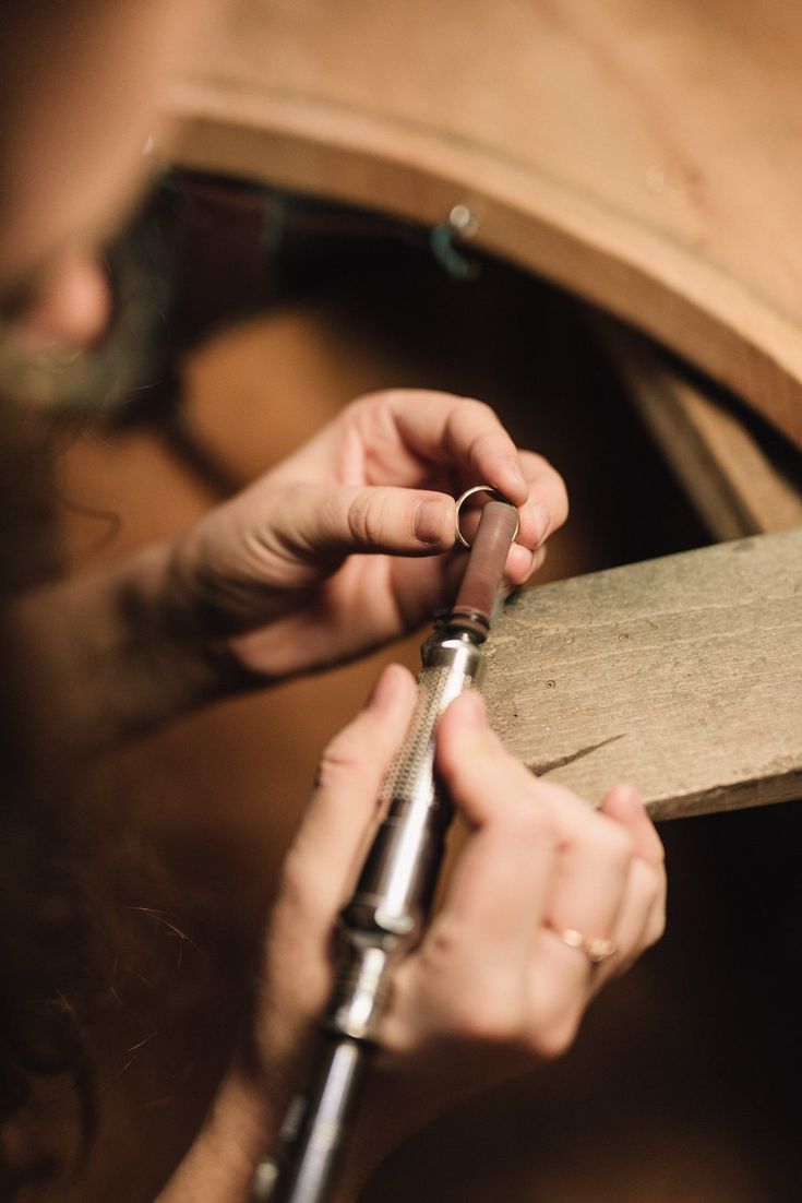 Artesana puliendo una pieza de oro en el taller de Cuenca