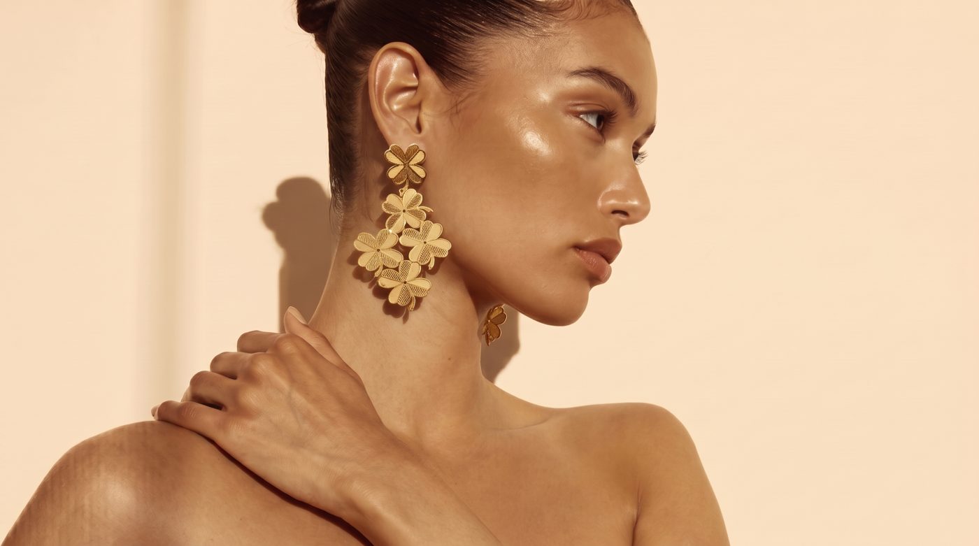 Modelo con aretes trébol FULGORA, oro 18k que no se opaca